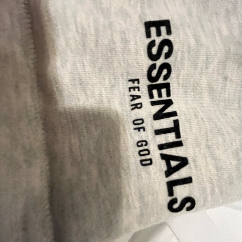 LIGHT GREY ESSENTIALS SHORTS